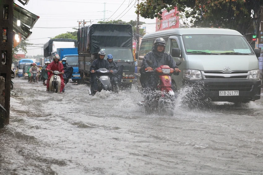 Nhọc nhằn di chuyển trong mưa chiều 7-11 ảnh 8 Nhọc nhằn di chuyển trong mưa chiều 7-11 ảnh 8